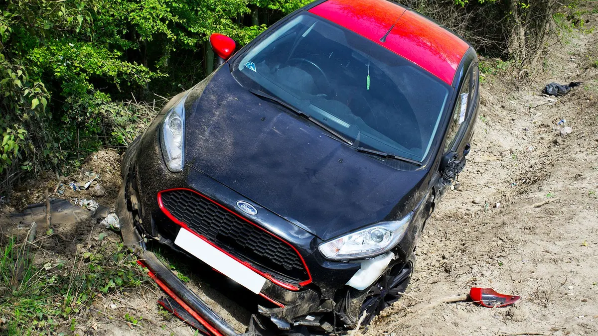 Voiture accidentée abandonnée dans un fossé
